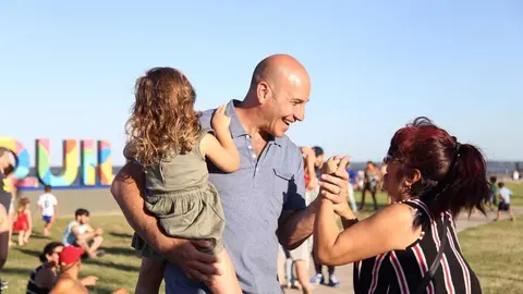 MOLINA VISIT&Oacute; LA RIBERA Y COMPARTI&Oacute; UNA JORNADA DE QUILMES VERANO JUNTO A LOS VECINOS (2)