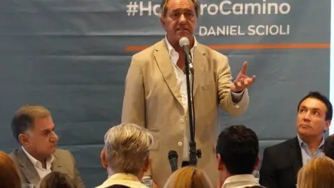 Florencio Varela.06/03/2019- Daniel Scioli present&oacute; hoy su libro &ldquo;El otro camino&rdquo;, en Florencio Varela, junto al diputado provincial Julio Pereyra; el intendente local, Andr&eacute;s Watson y el escritor Rub&eacute;n Tizziani, autor de la publicaci&oacute;n.

Scioli se refiri&oacute; a los contenidos y luego repas&oacute; su carrera pol&iacute;tica hasta estos d&iacute;as, donde ha elaborado una serie de diez propuestas que conforman &ldquo;el otro camino&rdquo;, su visi&oacute;n de pol&iacute;ticas p&uacute;blicas que contrastan con las que lleva adelante el actual gobierno &ldquo;y que presentan como el &uacute;nico camino&rdquo;.

En el auditorio del sal&oacute;n Royal estuvieron presentes docentes, empresarios, estudiantes, comerciantes, fuerzas vivas locales y dirigentes de la regi&oacute;n. En el lugar, Scioli salud&oacute; tambi&eacute;n a matrimonios que pudieron llegar a ampliar sus familias gracias a la ley de fertilidad asistida que impuls&oacute; Scioli como gobernador .