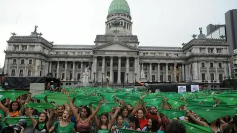 ampl_masiva-marcha-favor-del-aborto-legal_27830