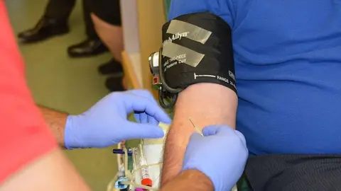 donar sangre hospital cuatro medios