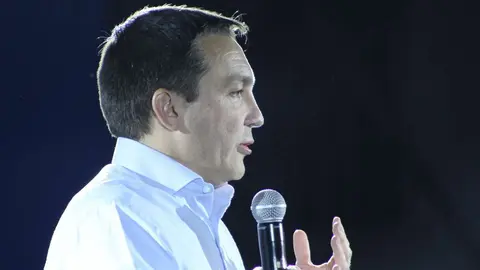 Andrés Watson frente a cientos de militantes