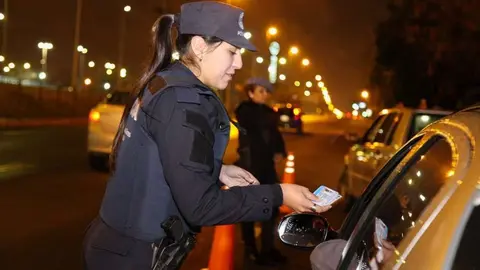 Controles policiales quilmes cuatro medios