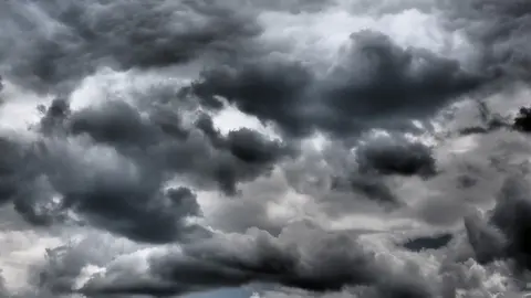 cielo nublado cuatro medios clima 