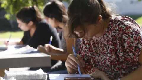 Becas progresar 4 medios
