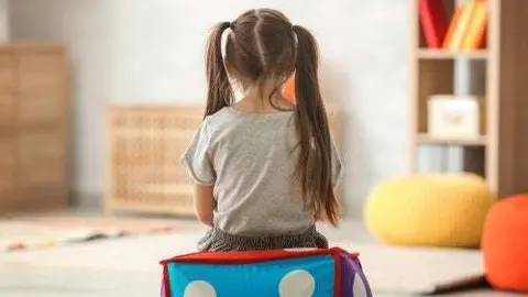 ni&ntilde;a-de-pelo-largo-jugando-sola-500x334