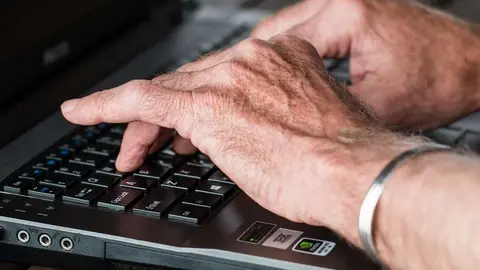 hands-545394_1280