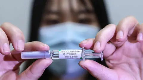 (200414) -- BEIJING, 14 abril, 2020 (Xinhua) -- Imagen del 11 de abril de 2020 de un empleado tomando muestras de la vacuna inactivada para COVID-19 en una planta de producci&oacute;n de vacunas del Grupo Nacional Farmac&eacute;utico de China (Sinopharm) en Beijing, capital de China. China ha aprobado las pruebas cl&iacute;nicas de dos vacunas inactivadas candidatas para la neumon&iacute;a COVID-19, inform&oacute; el martes el mecanismo conjunto de prevenci&oacute;n y control contra el nuevo coronavirus del Consejo de Estado. Ambos f&aacute;rmacos han sido desarrollados por el Instituto de Productos Biol&oacute;gicos de Wuhan, subordinado al Grupo Nacional Farmac&eacute;utico de China (Sinopharm) y la Corporaci&oacute;n de Investigaci&oacute;n y Desarrollo Sinovac, con sede en Beijing. Ya se han iniciado las pruebas cl&iacute;nicas de ambas vacunas. (Xinhua/Zhang Yuwei) (ah) (rtg) (dp)
