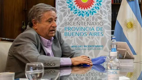 18 de agosto de 2020. El gobernador de la provincia de Buenos Aires, Axel Kicillof, firmo junto al ex presidente, Eduardo Duhalde y el ministro de producci&oacute;n, Augusto Costa un convenio de cooperacion.
Foto: Mariano Sand&aacute;