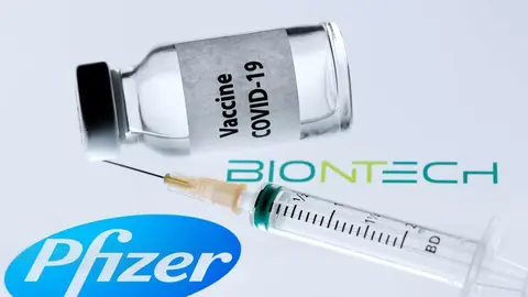 T&eacute;lam 02/12/2020: Londres: El Reino Unido aprob&oacute; el uso de la vacuna contra el coronavirus de Pfizer.This picture taken on November 23, 2020 shows a bottle reading "Vaccine Covid-19" next to US pharmaceutical company Pfizer and German biotechnology company Biontech logos on November 23, 2020. (Photo by JOEL SAGET / AFP)