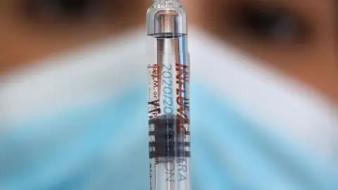 El gigante farmac&eacute;utico estadounidense Pfizer anunci&oacute; hoy que planea solicitar una autorizaci&oacute;n de emergencia para su vacuna contra el nuevo coronavirus a fines de noviembre. (201014) -- TEL AVIV, 14 octubre, 2020 (Xinhua) -- Imagen del 13 de octubre de 2020 de una trabajadora de la salud mostrando una vacuna contra la influenza estacional en una instalaci&oacute;n temporal de los Servicios de Salud Maccabi en Tel Aviv, Israel. (Xinhua/Gideon Markowicz) (ah) (vf) (ce)