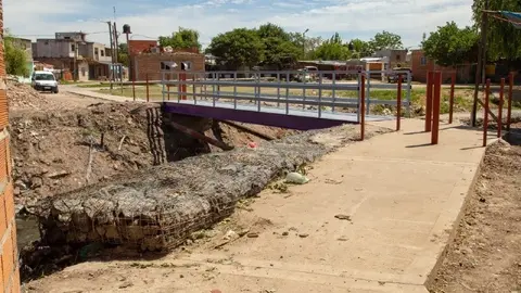 EL MUNICIPIO REFACCIONA EL PUENTE PEATONAL DE LA CALLE 840 Y EL ARROYO LAS PIEDRAS (1)