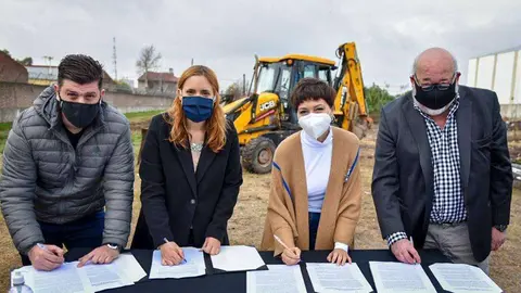 MAYRA MENDOZA Y LA MINISTRA DE TRABAJO PROVINCIAL ANUNCIARON LA CONSTRUCCI&Oacute;N DE UN NUEVO EDIFICIO PARA EL CFP N&deg; 402 (1)