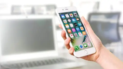 woman-holding-a-smartphone-ge84aa2d5a_1280