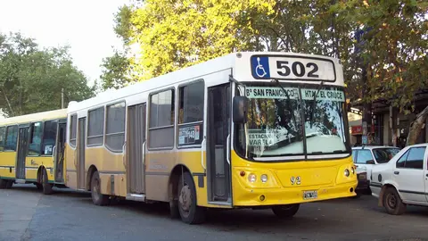 Colectivo_de_la_l&iacute;nea_502_en_estaci&oacute;n_Florencio_Varela