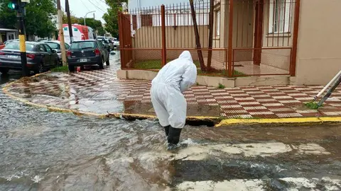 inundaciones_tormentas_Quilmes_hombre_agua
