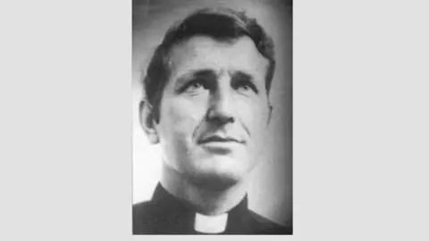 padre_mugica_muestra_quilmes