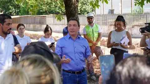 Andrés Watosn obras con vecinos de Villa Argentina