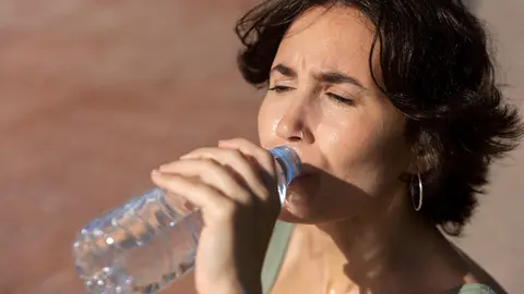 elder-woman-struggling-with-high-temperature (1)