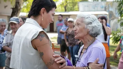 mayra mendoza junto a los jubilados