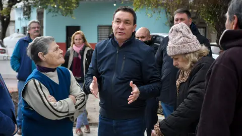 watson con vecinos en barrio centro