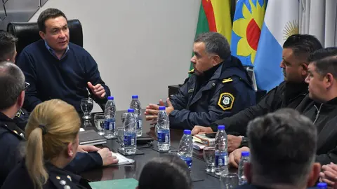 watson con policias por la seguridad