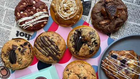 Cookie estilo NY partida mostrando interior suave y melty - Sweet Corner Cookies Quilmes