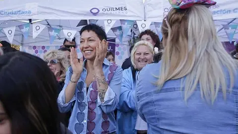 mayra con vecinos en Quilmes Centro