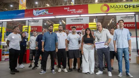 EL MUNICIPIO ENTREGÓ EL CERTIFICADO DE HABILITACIÓN A LA DISTRIBUIDORA MAXI OFERTAS 1