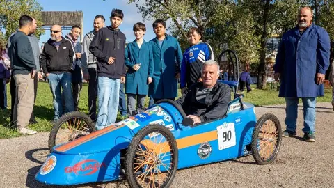 Carlos-Balor-se-subio-a-un-auto-electrico-hecho-por-estudiantes-del-Politecnico