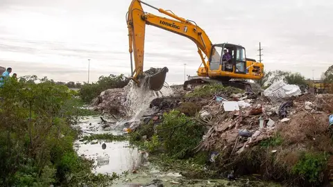EL MUNICIPIO REALIZÓ UN OPERATIVO INTEGRAL CONJUNTO DE CONTROL Y LIMPIEZA DE ZANJONES POR EL VUELCO ILEGAL DE RESIDUOS Y ESCOMBROS 1
