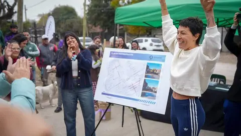 MAYRA Y EVA MIERI RECORRIERON LOS NUEVOS PAVIMENTOS DE LOS BARRIOS 1&ordm; DE MAYO Y MONTEVERDE Y ENTREGARON ÁRBOLES NATIVOS A VECINOS 2