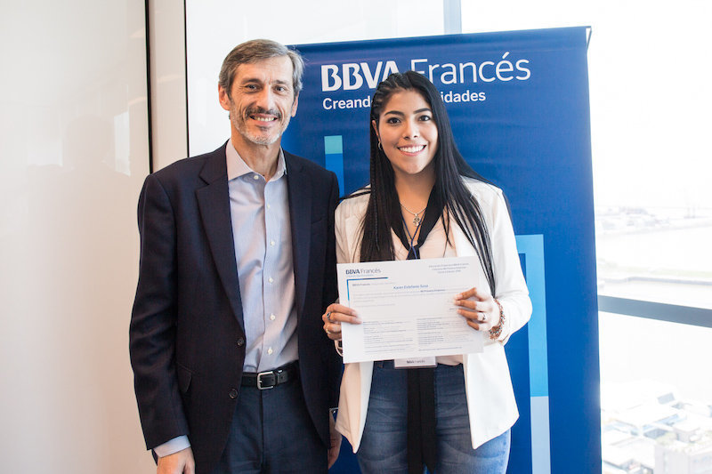 Karen Estefania Sosa con el Directo r Ejecutivo del BBVA, Martín Zarich