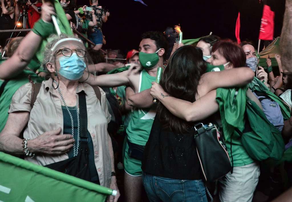 Télam 30/12/2020 Buenos Aires: Históricas luchadores por el derecho al aborto festejan la sanción de la Ley de Interrupción Voluntaria del Embarazo. Foto: Eliana Obregón