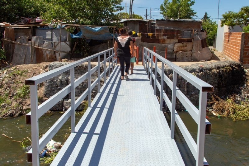 EL MUNICIPIO REFACCIONA EL PUENTE PEATONAL DE LA CALLE 840 Y EL ARROYO LAS PIEDRAS (3)