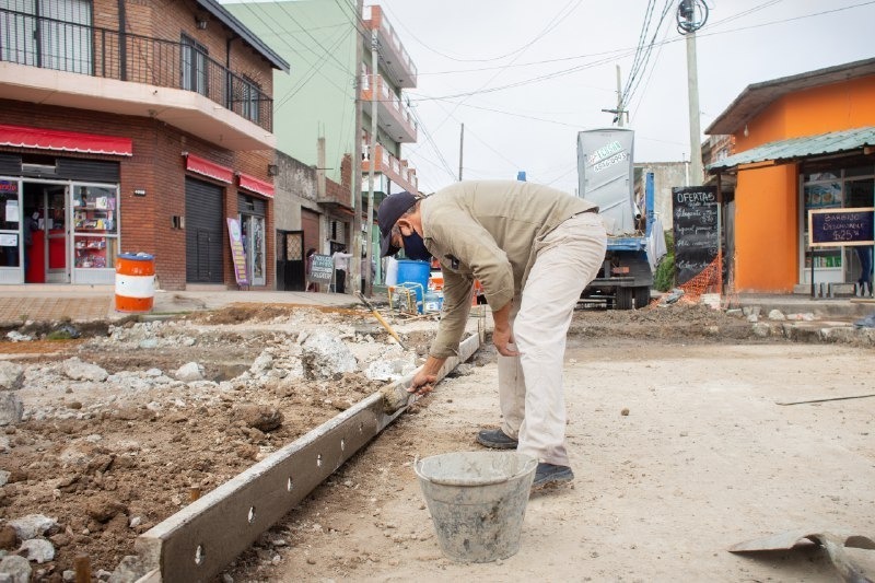 EL MUNICIPIO AVANZA CON OBRAS DE PAVIMENTO EN BERNAL OESTE (1)