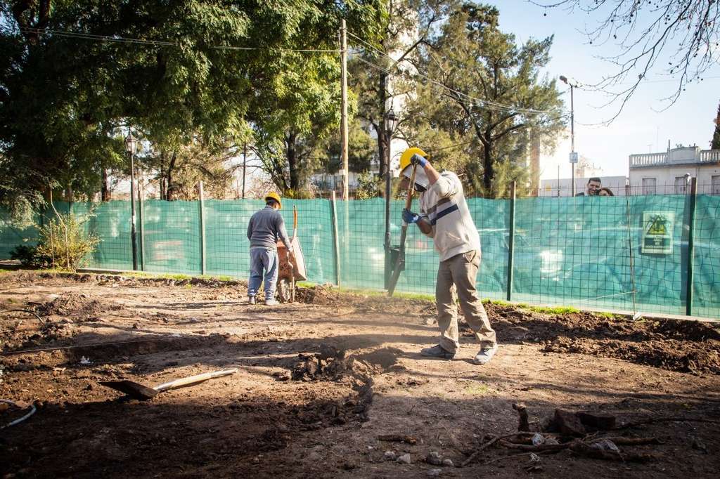 CONTINÚA LA PUESTA EN VALOR DE LA PLAZA YRIGOYEN (3)