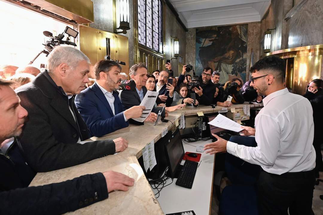 Carlos Bianco entregó el petitorio por fondos adeudados a la provincia en el Ministerio de Economía. 