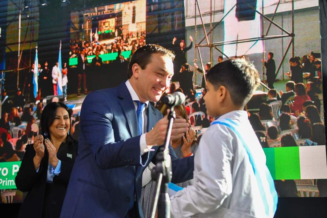 ceremonia_lealtad_bandera_varela_watson_saluda