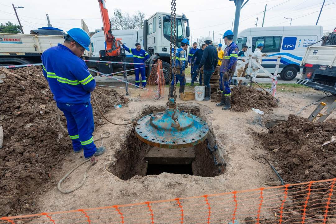 3 AySA renovó una válvula reguladora optimizando el servicio de agua potable en el sur del conurbano bonaerense