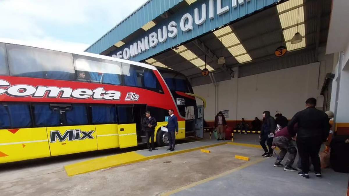 Terminal de Ómnibus Quilmes foto micro ingresando