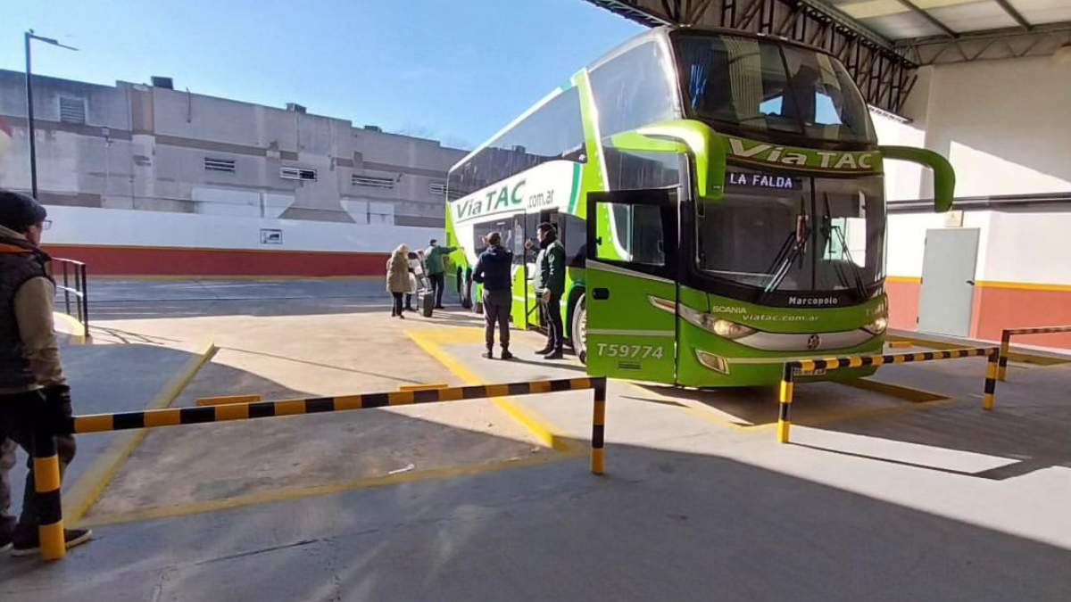 Terminal de Ómnibus Quilmes foto micro saliendo