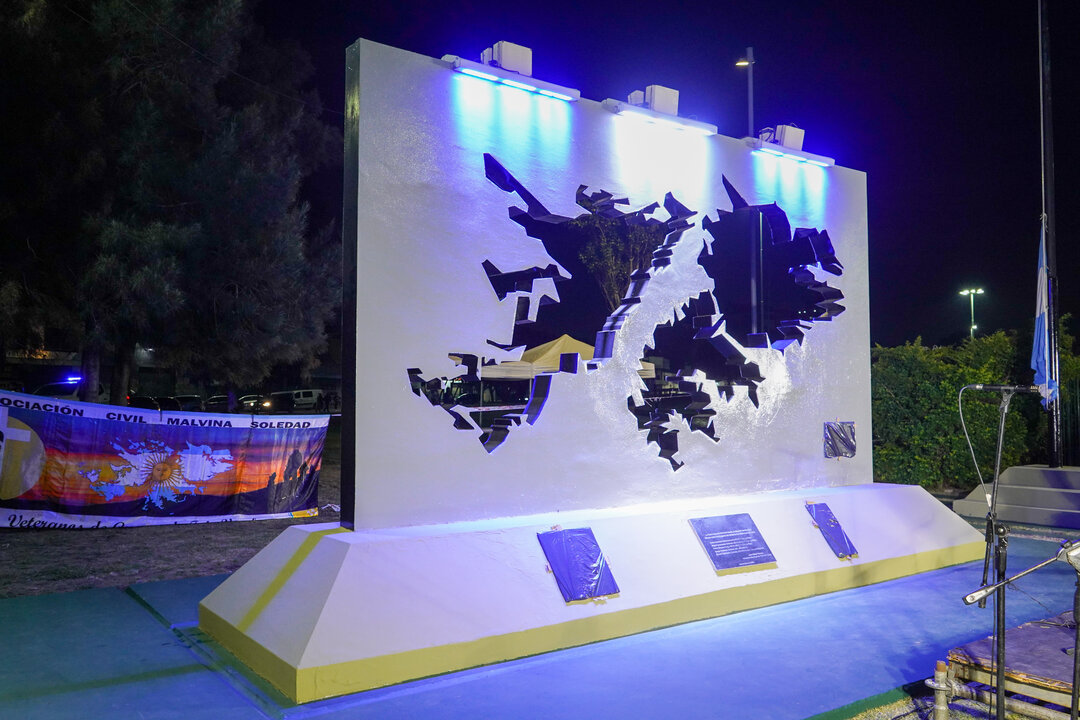 monumento malvinas cruce varela