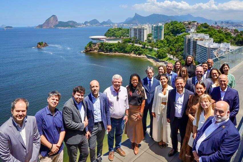 mayra Mendoza en brasil con alcaldes por financiamiento