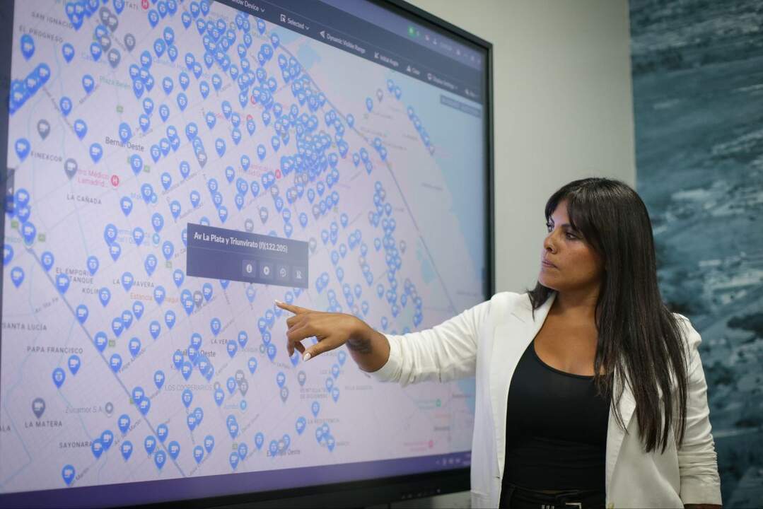 eva mieri en el centro de monitoreo quilmes panel video