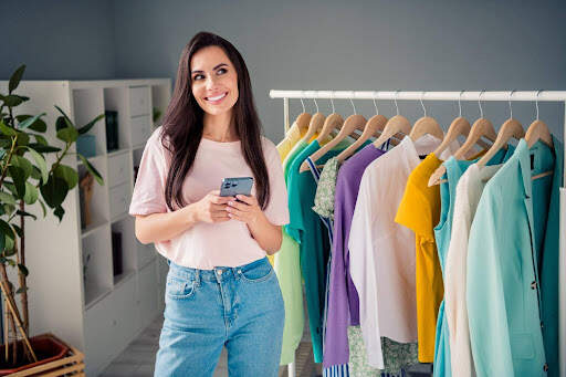 mujer en tienda de ropa