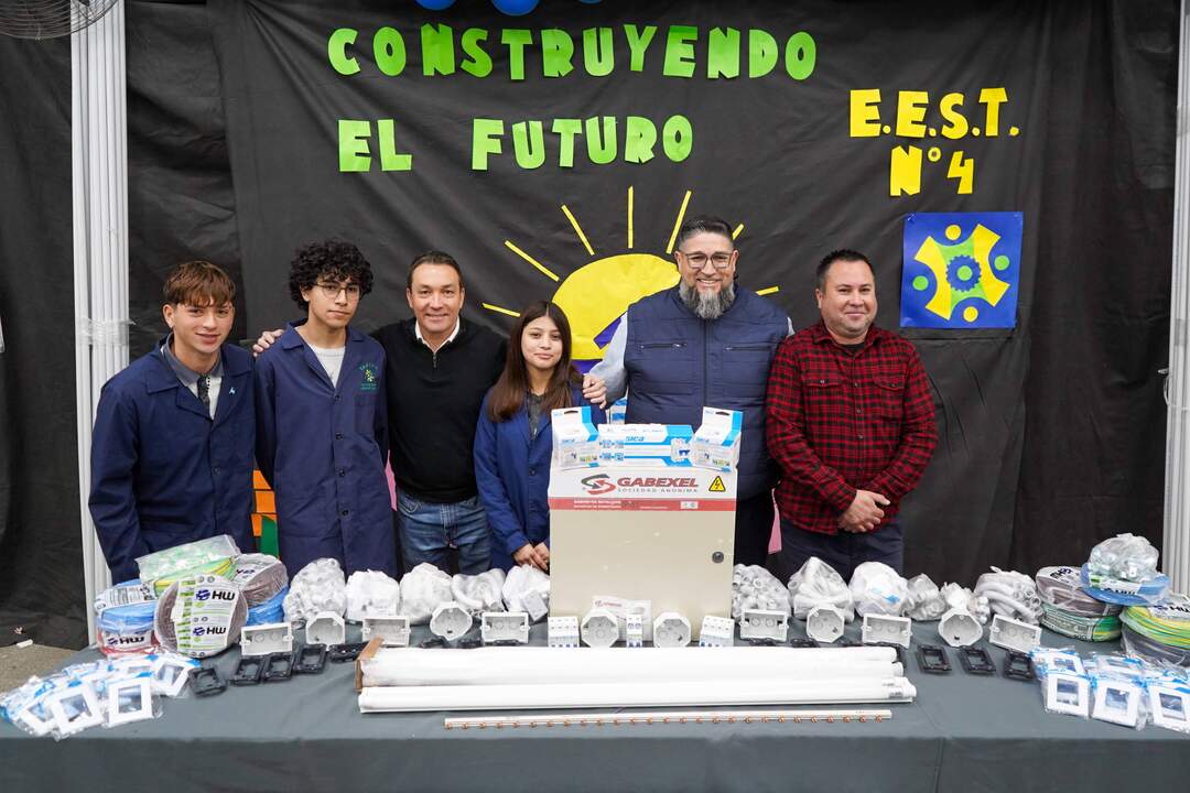 entrega de materiales escuela tecnica 4 de varela